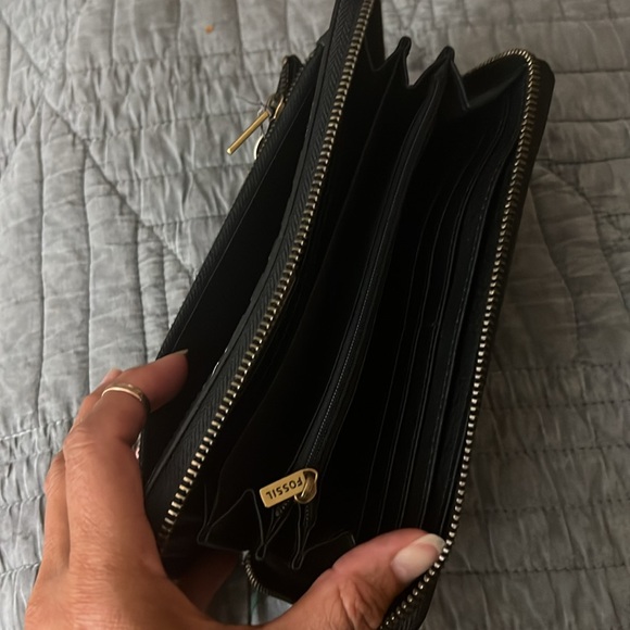 Fossil wallet …nwt….rfid…. - Picture 3 of 6